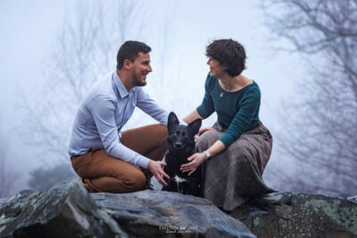 Séance photo couple avec chien en Essonne Portrait de couple avec leur chien en forêt — séance photo canine en Essonne