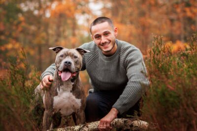 American Staff portrait d'un duo humain et chien american staff en foret à l'automne en Essonne