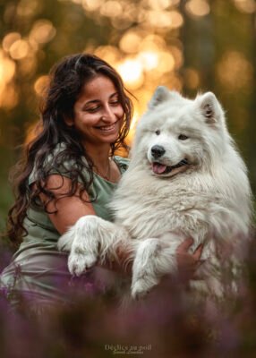 portrait d'un duo humain et chien samoyede dans la foret de rochefort en yvelines